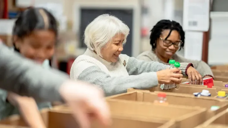volunteer_16x9_GettyImages-1389973541